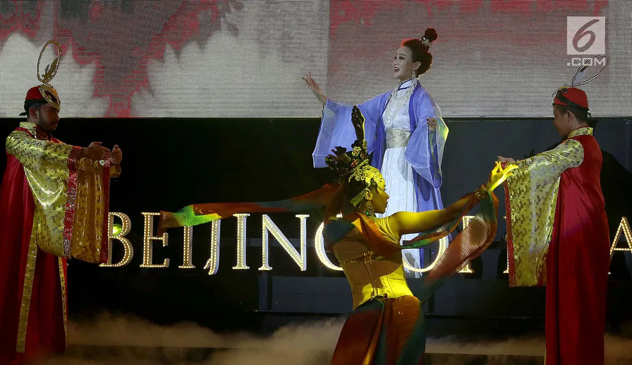 Artis opera Tiongkok, Chu Lan Lan tampil menghibur penonton pada pertunjukan Beijing Opera, di Lippo Mall Kemang, Jakarta, Minggu (16/9). Pertunjukkan ini mengusung "Elegancy in Heart and Live Happily Ever After" (Liputan6.com/Fery Pradolo)