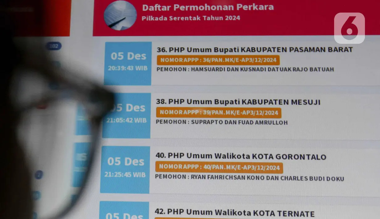 Layar monitor menampilkan daftar permohonan perkara pada Pemilihan Kepala Daerah (Pilkada) Serentak 2024 di gedung Mahkamah Konstitusi (MK), Jakarta, Selasa (10/12/2024). (Liputan6.com/Herman Zakharia)