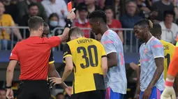 Aaron Wan-Bissaka - Bek Setan Merah ini diusir wasit ketika Manchester United menelan kekalahan 1-2 dari Young Boys pada laga pembuka Liga Champions musim ini. (AFP/Sbastian Bozon)