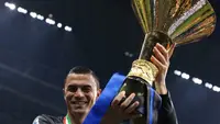 Kiper Inter Milan keturunan Indonesia, Emil Audero Mulyadi memamerkan trofi dan medali juara Serie A 2023/2024. (X/@FansNerazzurri)
