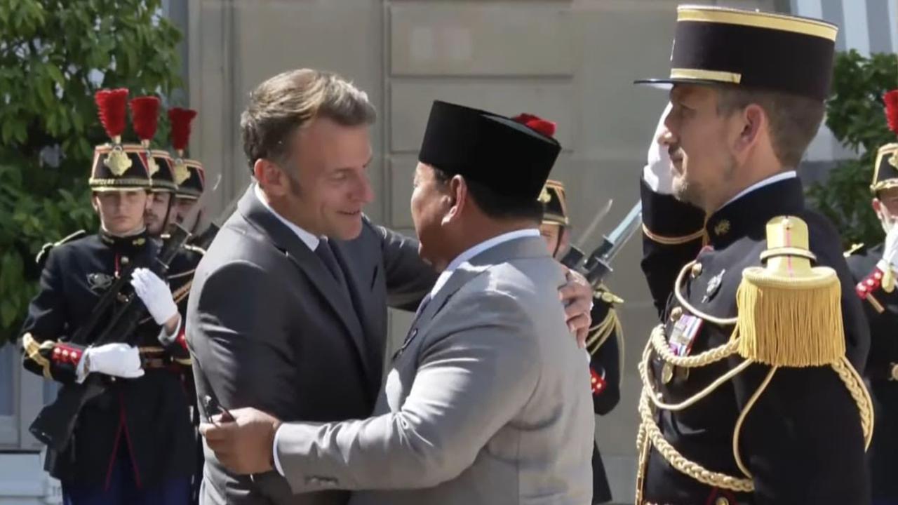 Tiba di Istana Elysee, Presiden Prabowo Disambut Presiden Macron