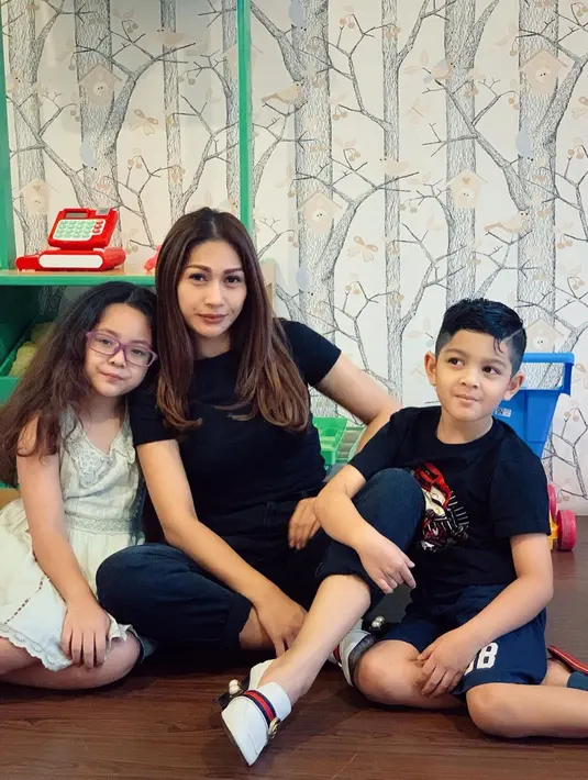 Selama ini memang Tata Janeeta jarang mengekspose soal Amira dan Athar. (Foto: instagram.com/tatajaneetaofficial)