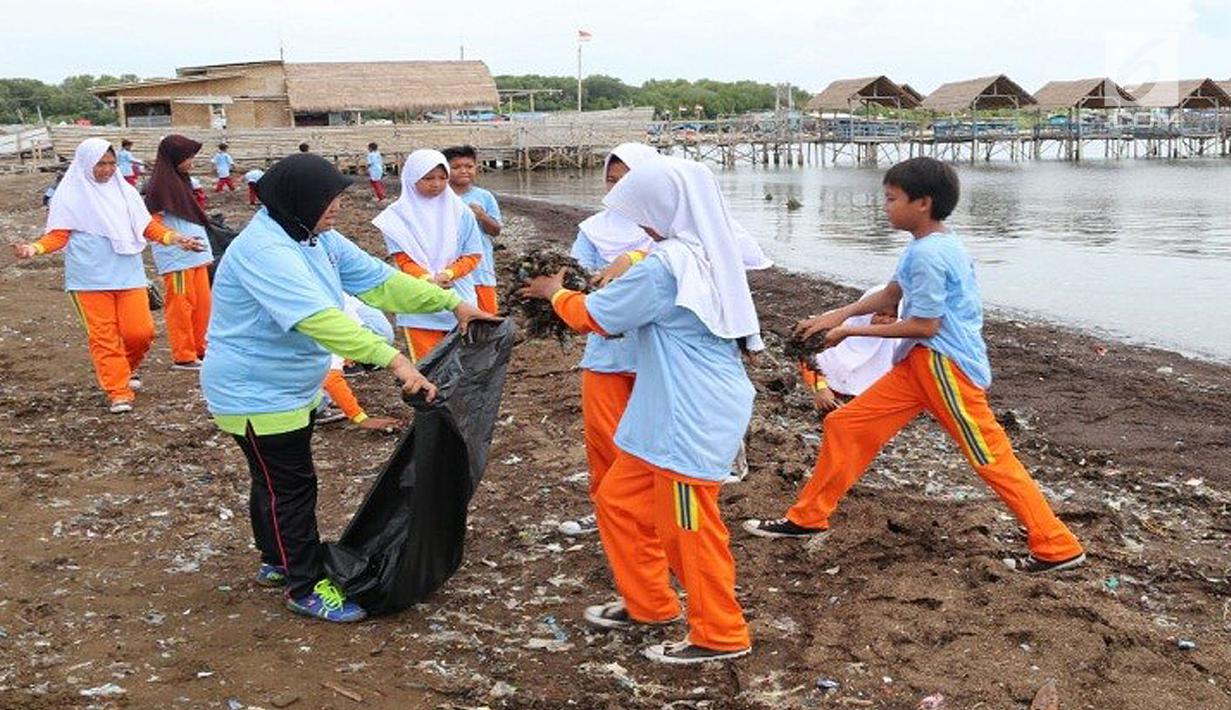 Siswa-siswi SMK membersihkan pantai dalam program Sekolah Pantai Indonesia (SPI) di pesisir pantai Karongsong, Kabupaten Indramayu, Jawa Barat (20/11). Kegiatan ini merupakan Gerakan Cinta Laut Kementerian Kelautan dan Perikanan (KKP). (Liputan6.com/KKP)