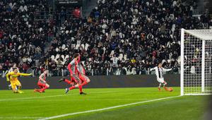 Striker Juventus, Weston McKennie, mengecoh kiper Cremonese, Emil Audero Mulyadi, pada lanjutan Liga Italia 2025/2026 di Juventus Stadium, Selasa (13/1/2025) dini hari WIB. (Fabio Ferrari/LaPresse via AP)