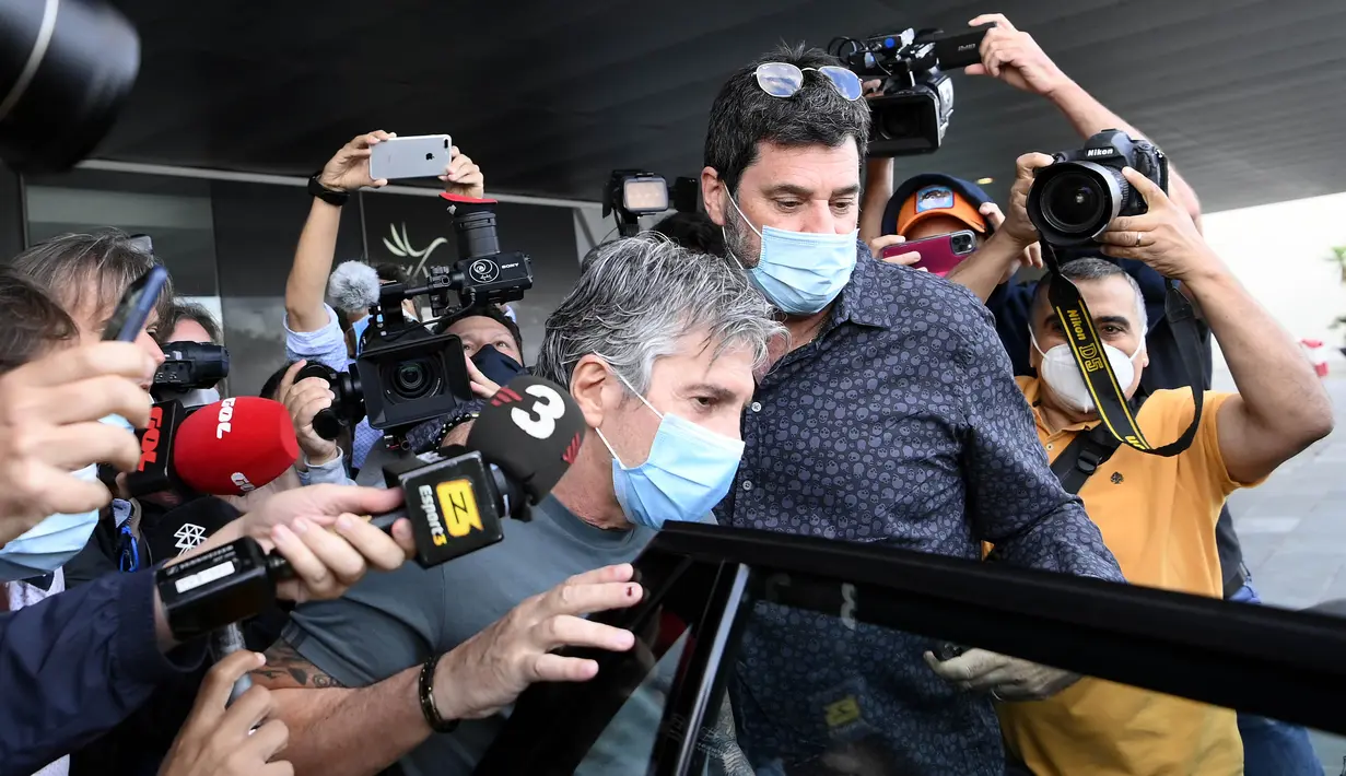 Ayah sekaligus agen Lionel Messi, Jorge Messi, menaiki mobil saat tiba di Bandara, Barcelona, Rabu (2/9/2020). Kedatangan ayah Messi tersebut untuk membahas masa depan anak nya di Barcelona. (AFP/Lluis Gene)