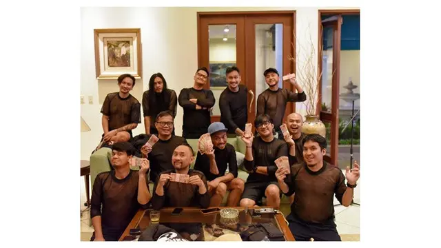 Selain Pakai Kostum Ular di Amerika, Ini 7 Outfit Unik Ala Geng The Prediksi