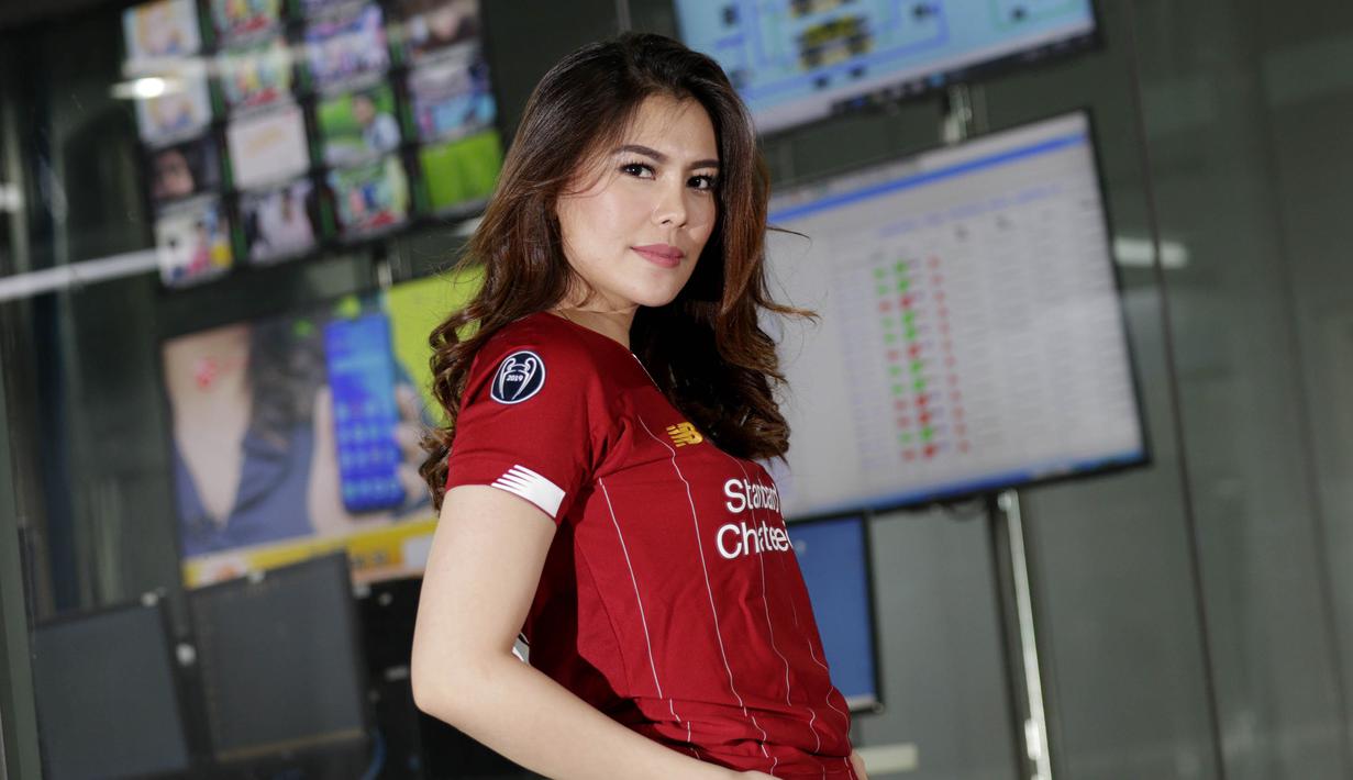 3. Andini Nurmalasari - Andini adalah salah satu pembawa acara olahraga ternama yang sering menghiasi layar kaca di Indonesia. Presenter cantik asal Banten ini juga seorang pecinta berat klub Premier League, Liverpool. (Bola.com/M Iqbal Ichsan)