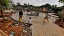 Sejumlah pekerja terlihat di pembangunan penambahan ruang isolasi di Rumah Lawan COVID (RLC) Serpong, Tangerang Selatan, Kamis (11/2/2021). Pemkot Tangsel membangun tenda darurat berkonsep Tenda Glamour Camping untuk menampung pasien Covid-19 di pusat karantina itu. (Liputan6.com/Angga Yuniar)