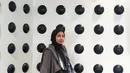 Motif monochrome, warna dasar hitam dan putih yang sedang hitz pada fesyen hijab saat ini, Laudya berhasil mencuri perhatian para netizen dan tuai pujian untuknya. (viainstagram@laudyacynthiabella/Bintang.com)