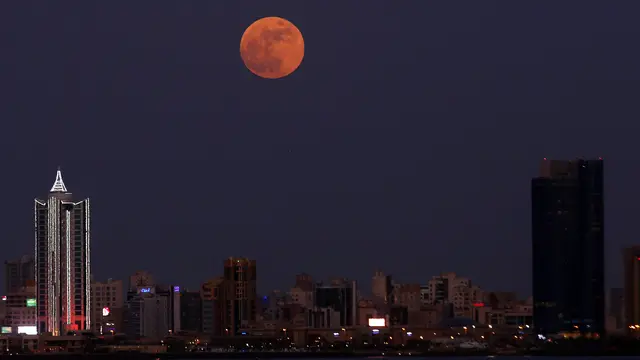bulan Purnama Stroberi yang Memukau