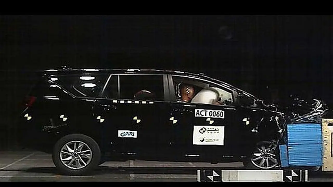 Uji tabrak Toyota Innova