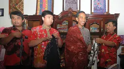 Jokowi mencoba kain batik yang akan dibelinya saat mampir di salah satu toko batik di Cirebon, Jawa Barat , Rabu (18/6/2014) (Liputan6.com/Herman Zakharia).