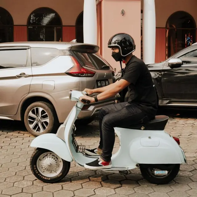 7 Potret Seru Azriel Hermansyah yang Kini Jadi Anak Vespa Klasik