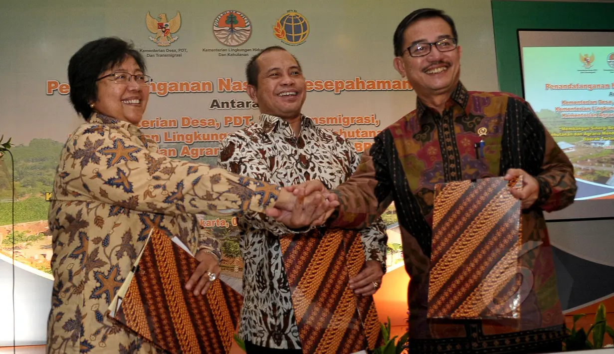 Menteri Siti Nurbaya (kiri), Menteri Marwan Jaffar (tengah) dan Menteri Ferry Mursyidan Baldan bertumpu tangan bersama seusai menandatangi MoU terkait pengadaan sembilan juta Hektare Lahan Transmigrasi di Jakarta, Jumat (8/5). (Liputan6.com/Yoppy Renato)