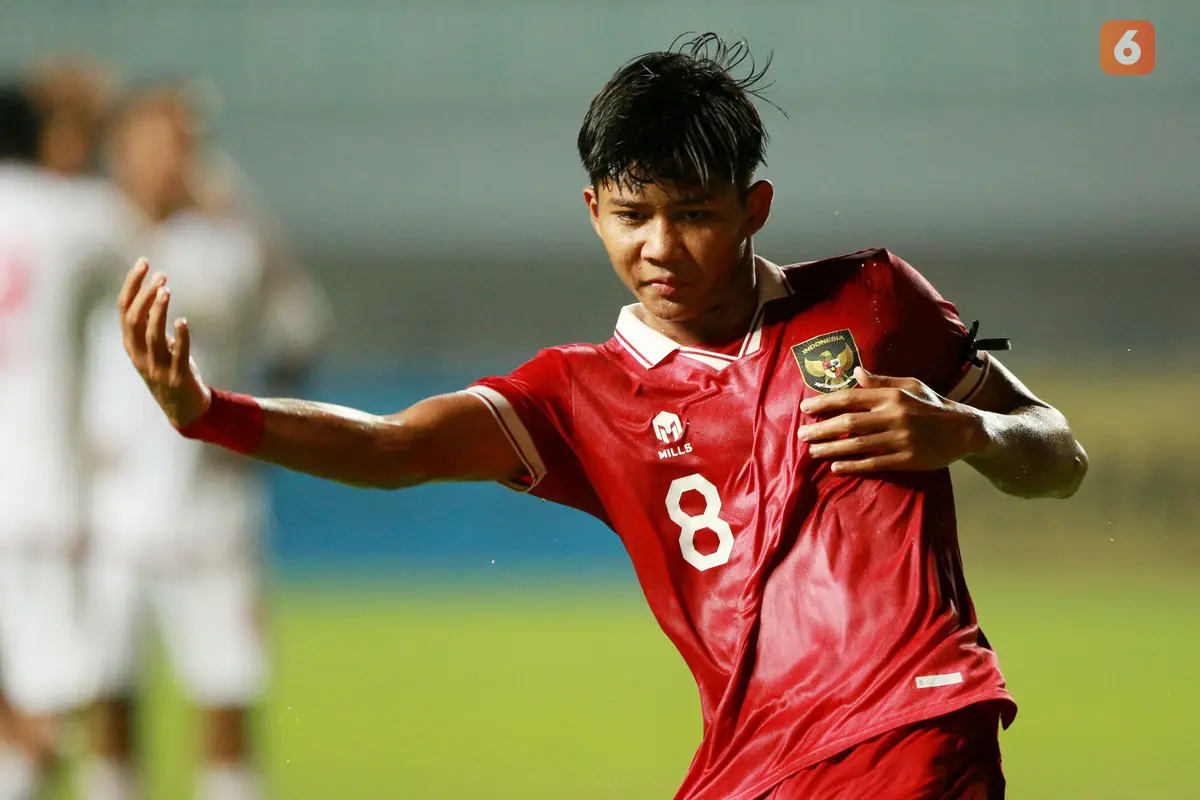 Kita kembali disuguhkan memori selebrasi ikonik ala striker legendaris Tim Garuda, Bambang Pamungkas. Arkhan Kaka  melakukan selebrasi tersebut usai berhasil mencetak gol ke gawang Uni Emirat Arab (UEA) dalam laga Kualifikasi Piala Asia U-17 2023.