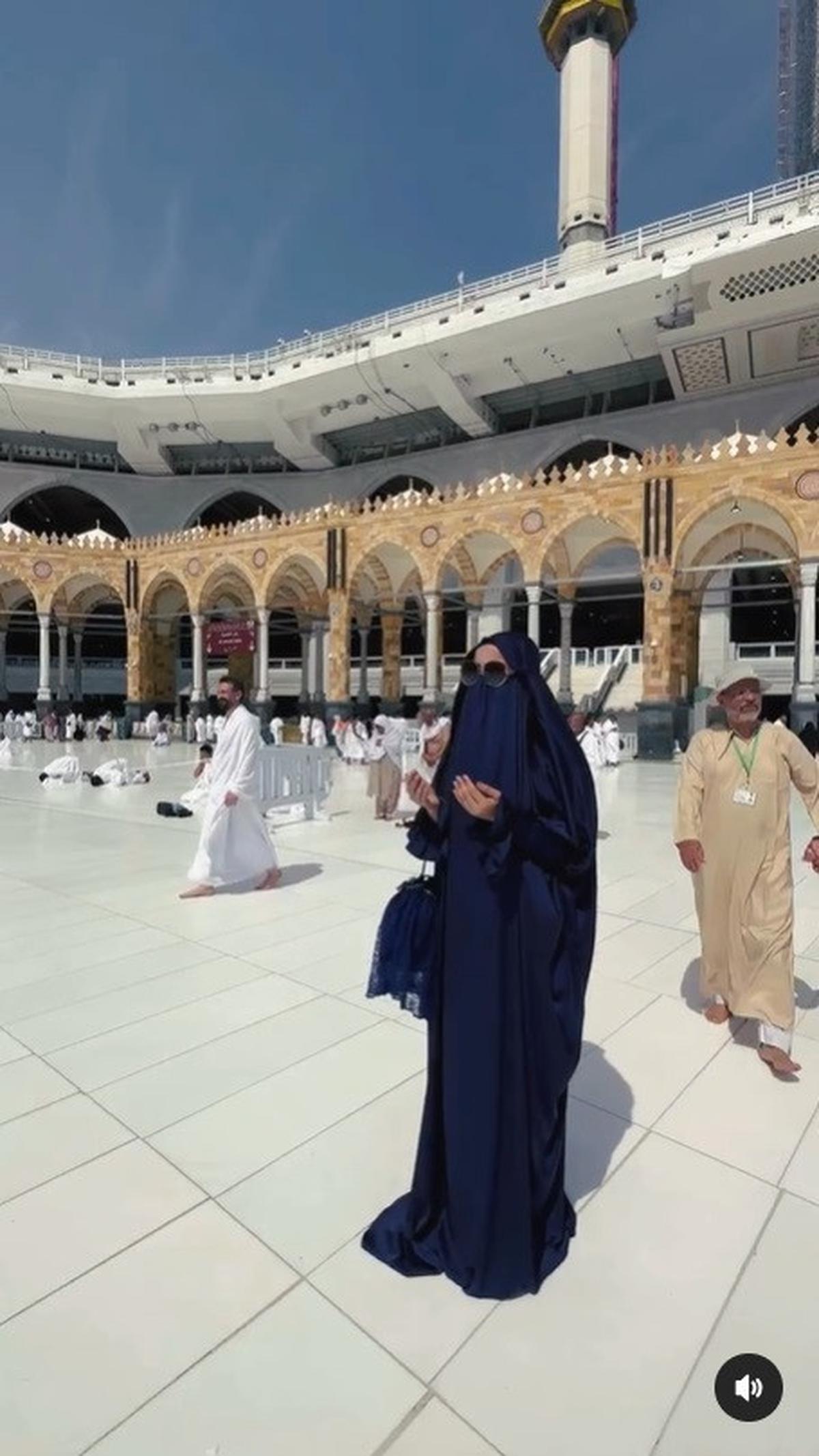 8 Potret Isa Zega yang Santai Bergaya dengan Cadar Saat Umrah, Disebut Nistakan Agama - Identitasnya Jadi Sorotan