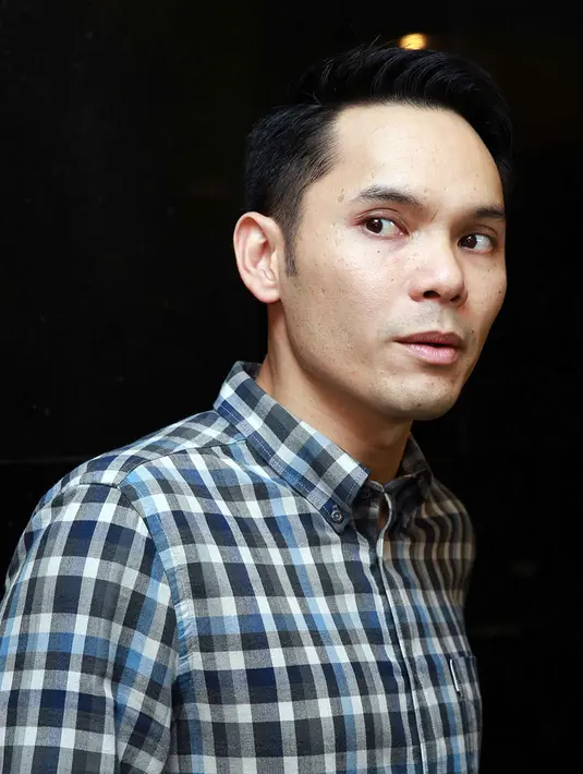 Yang berbeda setelah menikah, ada kebiasaan yang berbeda dilakoni saat berangkat kerja. Ben membawa bekal untuk sarapan pagi yang telah disiapkan oleh istrinya Ines. (Deki Prayoga/Bintang.com)