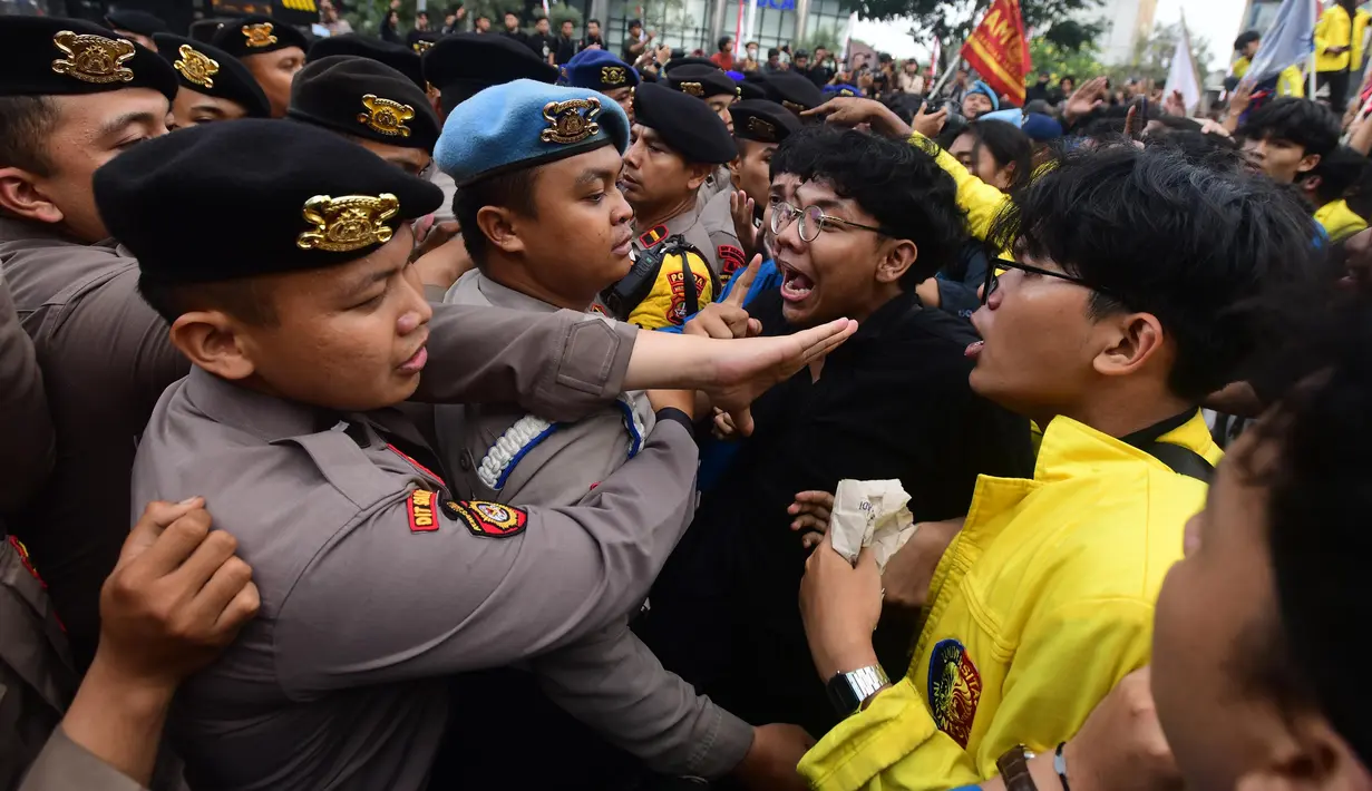 Massa mahasiswa terlibat aksi dorong dengan petugas kepolisian saat aksi BEM UI  di Jalan MH Thamrin, Jakarta, Selasa, 18 Agustus 2026. (KLY/ Arie Basuki)