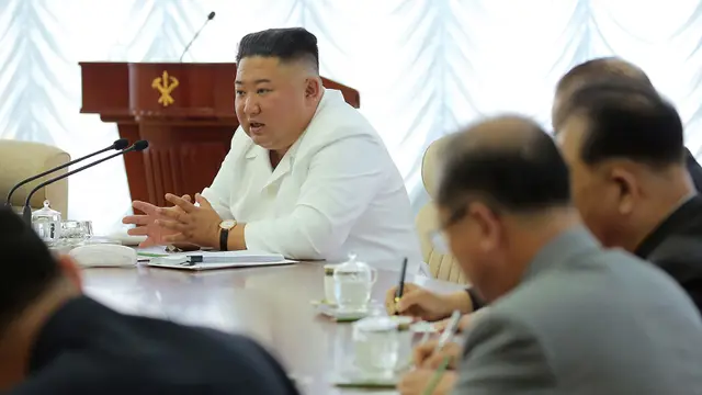 Kim Jong-un dalam Pertemuan Politbiro