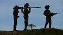 Sejumlah prajurit TNI dari batalyon infantri Raider 112 membawa senjata berat untuk latihan menembak di Mata Ie, Aceh Besar, Aceh, Selasa (11/6/2019) Latihan ini untuk menjaga keutuhan negara dari ancaman serta gangguan baik dari dalam maupun luar negeri. (AFP Photo/Chaideer Mahyuddin)