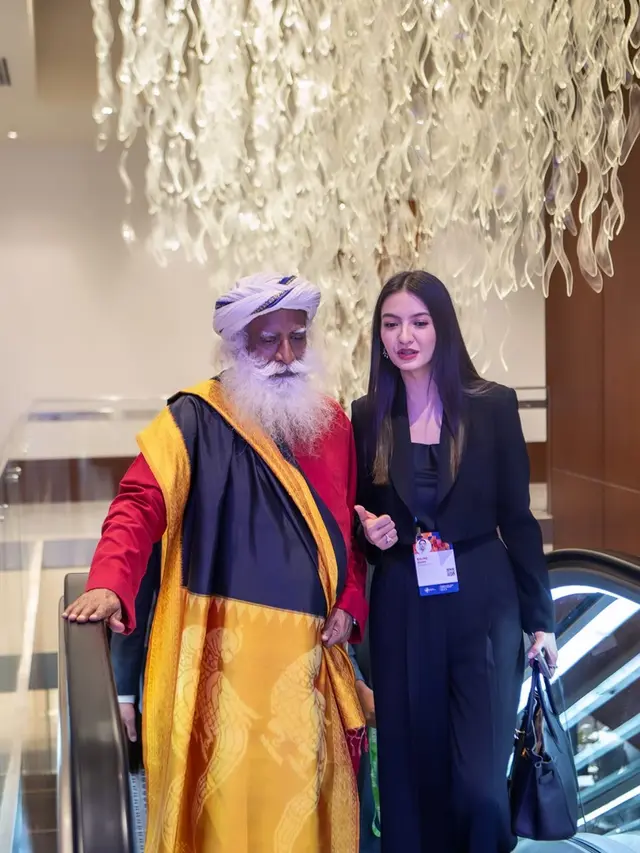 Gaya Simple Tapi Menawan Raline Shah Hadiri Konferensi di Dubai, Pancarkan Aura Lady Boss dengan Busana Monokrom
