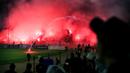 <p>Para suporter menyalakan flare yang membuat laga leg kedua final Pegadaian Liga 2 2023/2024 dihentikan untuk keunggulan PSBS Biak 3-0 atas Semen Padang di Stadion GOR Haji Agus Salim, Padang, Sabtu (9/3/2024). (Bola.com/Bagaskara Lazuardi)</p>