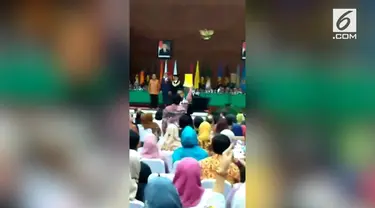 Ketua BEM UI 2018 diusir oleh Paspampres karena memberikan kartu kuning untuk Presiden Jokowi, usai memberikan pidato di Dies Natalis UI ke-68.