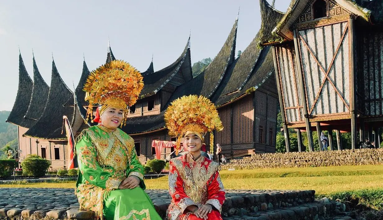 7 Potret Fuji Berbusana Tradisional, Baju Adat Minang Curi Perhatian (Sumber: Instagram/fuji_an)