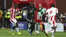 Gelandang Manchester United, Paul Pogba, berusaha melewati pemain Stoke City pada laga Premier League di Stadion bet365, Sabtu (9/9/2017). Manchester United bermain imbang 2-2 dengan Stoke City.(AFP/Geoff Caddick)