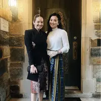 Enzy Storia juga tampak anggun dalam balutan jas  dan rok batik. Jas dengan model velvet tampak elegan menghadirkan pesona aura yang menjanjikan. [Foto: Instagram/ Enzy Storia]