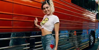 Rona bahagia tengah bersama Miley Cyrus lantaran usianya baru genap 25 tahun pada Rabu, 22 November 2017. Namun, di tengah kebahagiaannya justru muncul kabar miring soal dirinya, Miley disebut sedang hamil. (Instagram/miley cyrus)