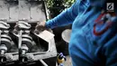 Petugas mencampurkan obat pembunuh jentik nyamuk (abate) dalam penampungan air salah satu warga saat melakukan pemantauan jentik nyamuk Aedes Aegypti di kawasan Duren Sawit, Jakarta, Rabu (27/2). (Merdeka.com/Iqbal S. Nugroho)
