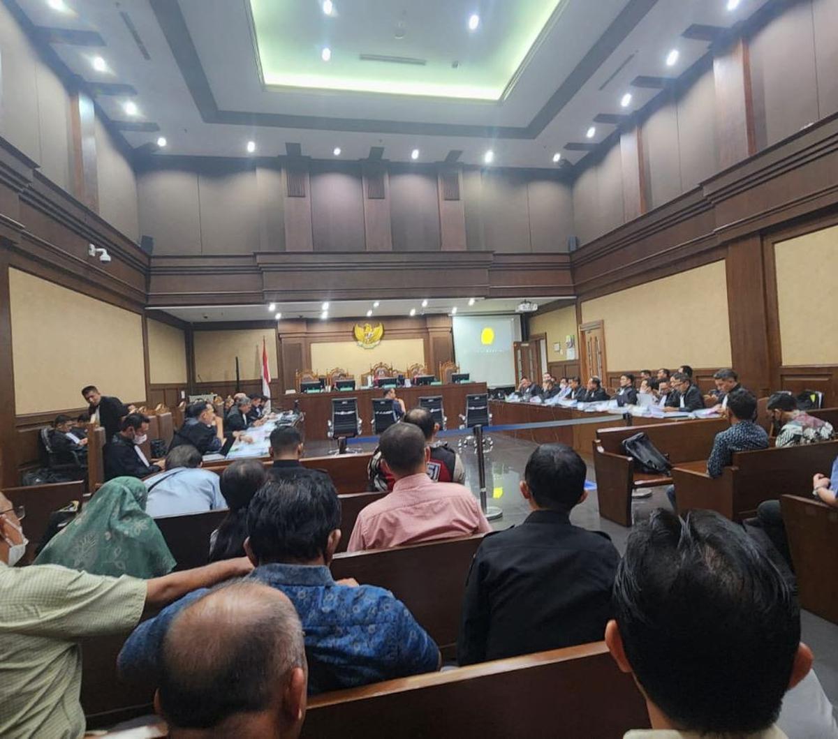 "Saudara saksi, saudara kan pernah komunikasi dengan para penyedia, apakah saudara pernah diberikan sesuatu barang oleh para penyedia? Selain uang Rp300 juta yang saudara jelaskan tadi," kata jaksa saat sidang di PN Jakarta Pusat, Selasa (25/7).