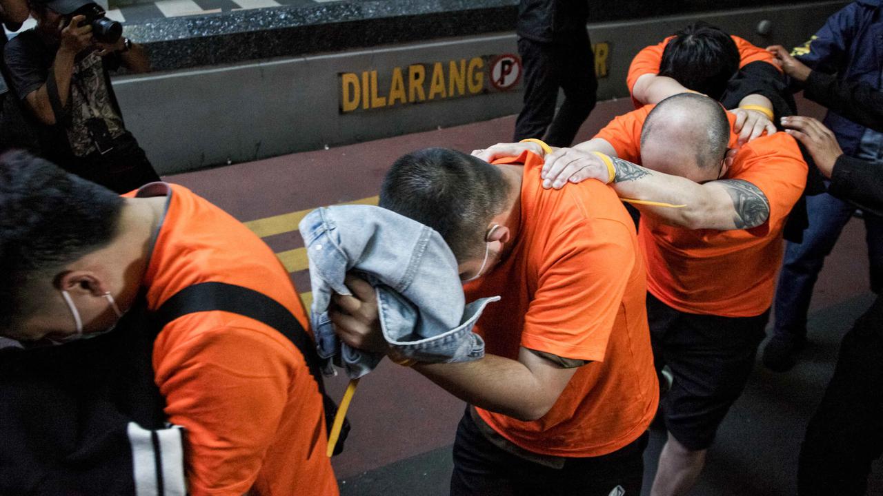FOTO: Ratusan WNA Pelaku Judi Daring Dipindahkan ke Imigrasi