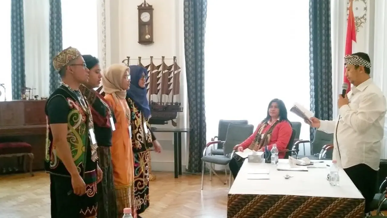 Petugas Panitia Pemilihan Luar Negeri (PPLN) Budapest, Hungaria yang memakai baju-baju tradisional daerah di Indonesia. (KBRI Budapest)
