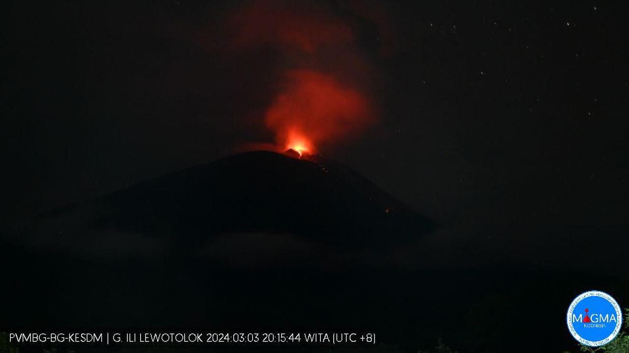 Gunung Ili Lewotolok Meletus