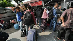 Penumpang arus balik membawa barang bawaannya keluar meninggalkan Stasiun Senen, Jakarta, Sabtu (1/7). Menurut pihak PT KAI, jumlah penumpang yang turun di Stasiun Pasar Senen diprediksi kuat masih akan bertambah. (Liputan6.com/Yoppy Renato)