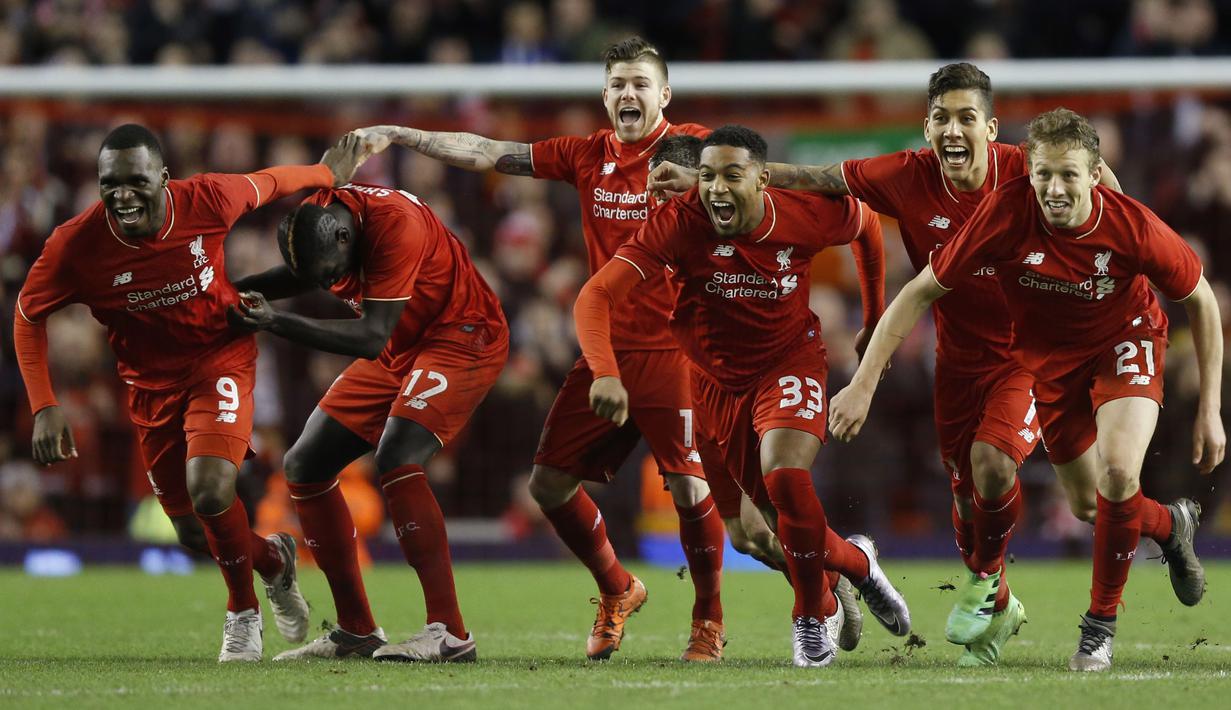 Pemain Liverpool merayakan kemenangan 6-5 atas Stoke City lewat adu penalti dalam leg kedua semifinal Piala Liga Inggris di Stadion Anfield, Liverpool, Rabu (27/1/2016) dini hari WIB. (Action Images via Reuters/Carl Recine)