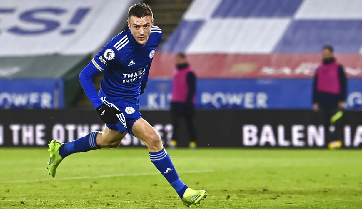 Pemain Leicester City Jamie Vardy merayakan golnya ke gawang Brighton pada pertandingan Liga Premier Inggris di Stadion King Power, Leicester, Inggris, Minggu (13/12/2020). Leicester City menang 3-0. (Ben Stansall/Pool via AP)