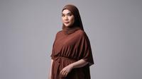 Tips Outfit untuk Wanita dengan Perut Buncit Agar Terlihat Ramping