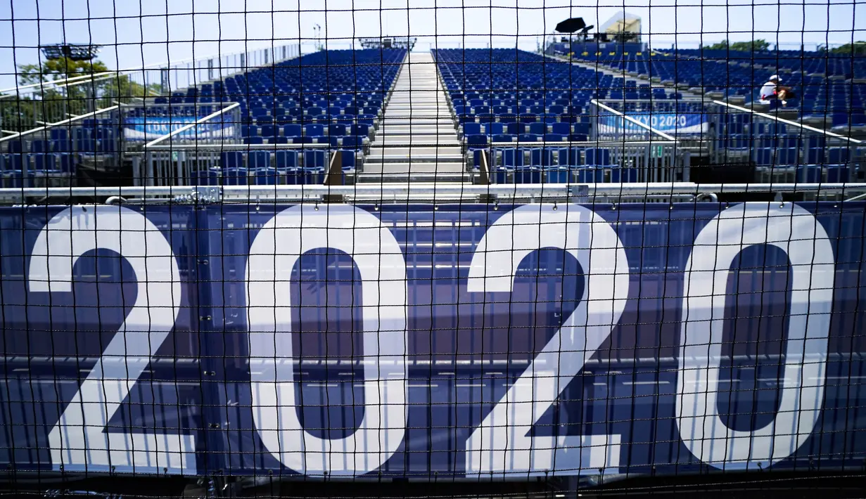 Stand tetap kosong dari penggemar karena pembatasan COVID-19 di lapangan utara Oi Hockey Stadium selama pertandingan hoki lapangan putri antara China dan Jepang di Olimpiade Musim Panas 2020, Tokyo, Jepang pada 25 Juli 2021. (AP/John Minchillo)