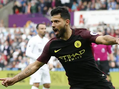 Pemain Manchester City, Sergio Aguero merayakan golnya ke gawang Swansea City pada lanjutan Premier League di Stadion Liberty, Swansea, Sabtu (24/9/2016). (AFP/Adrian Dennis)