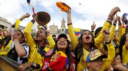 Bolivar Square, Bogota, (28/6/2014) bergemuruh ketika Warga Kolombia bersorak saat James Rodriguez mencetak gol kedua dan memastikan kemenangan atas Uruguay 2-0 di Stadion Maracana, Rio de Janeiro, (29/6/2014). (REUTERS/John Vizcaino)