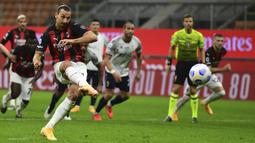 Zlatan Ibrahimovic menjadi satu-satunya striker yang bermain untuk klub papan atas Eropa dan tampil secara reguler. Ibra tercatat telah mencetak 7 gol dalam 11 penampilan pada musim ini. Selama kariernya, ia telah melakukan 100 penalti dengan 16 kali gagal. (AFP/Miguel Medina)