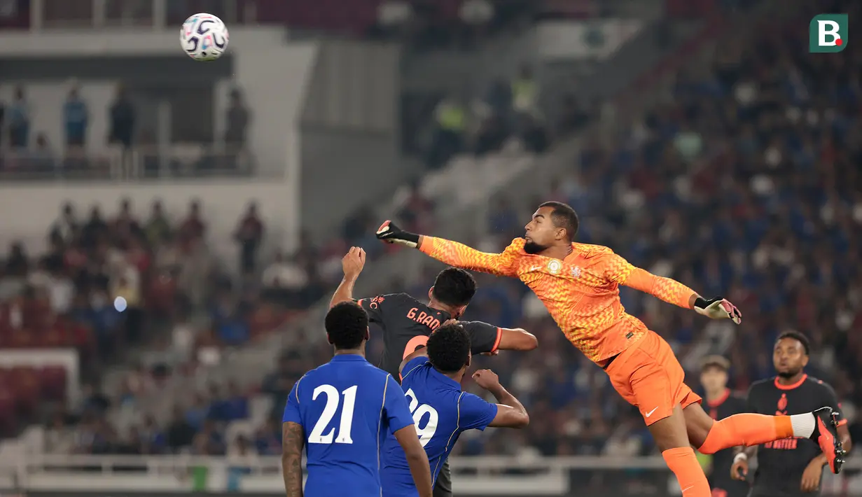 Kiper Chelsea, Robert Sanchez, terbang menghalau bola saat mengamankan gawangnya dalam laga pramusim melawan AC Milan di Stadion Utama Gelora Bung Karno (SUGBK), Jakarta, Sabtu (8/8/2026). Aksi gemilang Sanchez membantu Chelsea menjaga clean sheet dalam kemenangan 3-0 atas AC Milan lewat dua gol Joao Pedro dan satu gol Moises Caicedo. (KapanLagi.com/Budy Santoso)