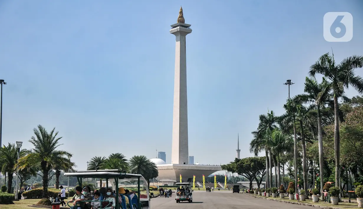 Pengunjung menikmati fasilitas transportasi gratis yang mengantarkan ke Tugu Monas, Medan Merdeka, Jakarta Pusat, Selasa (5/7/2022). Kembali dibukanya Tugu Monas sejak Jumat (1/7) kemarin disambut antusias oleh warga baik dari dalam maupun luar Jakarta sebagai alternatif mengisi libur sekolah. (merdeka.com/Iqbal S Nugroho)