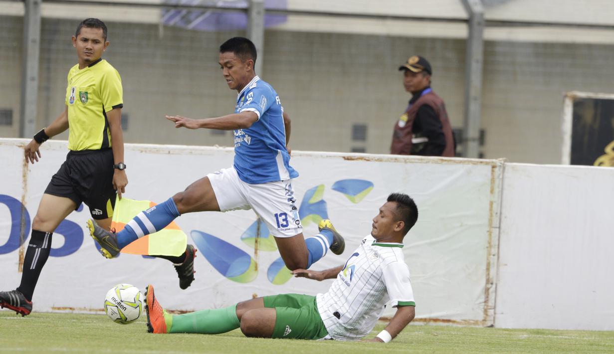Gelandang Persib Bandung, Febri Hariyadi, berusaha melewati pemain Persiwa Wamena pada laga Piala Indonesia di Stadion Si Jalak Harupat, Bandung, Senin (11/2). Persib menang 7-0 atas Persiwa. (Bola.com/M Iqbal Ichsan)
