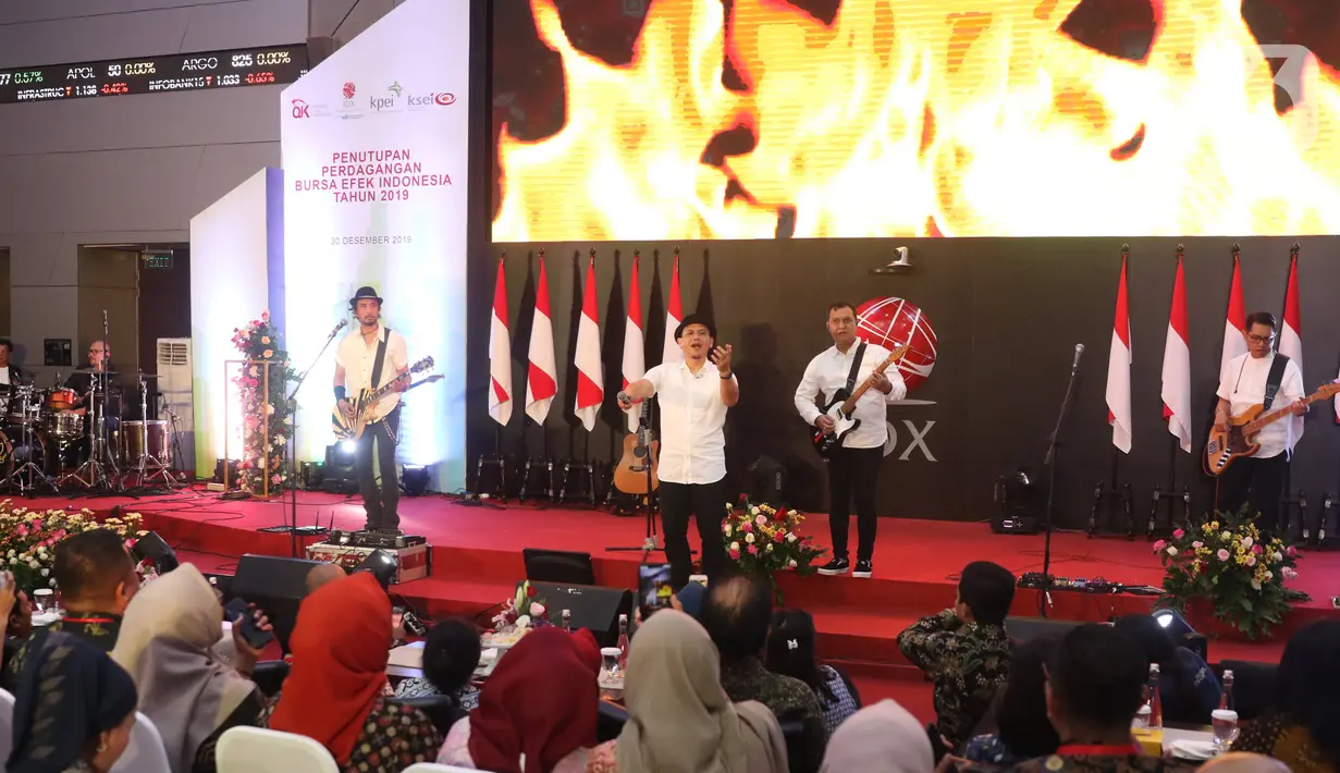 Grup band Padi Reborn saat memeriahkan penutupan perdagangan bursa efek Indonesia tahun 2019 di BEI, Jakarta, Senin (30/12/2019). Padi Reborn menghibur para tamu undangan dalam penutupan perdagangan tersebut. (Liputan6.com/Angga Yuniar)