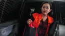 Julia Prasetyarini keluar dari mobil menuju Gedung KPK untuk menjalani pemeriksaan, Jakarta, Rabu (2/3/2016). Julia diperiksa sebagai saksi dalam kasus dugaan korupsi di Kementerian PUPR tahun anggaran 2016. (Liputan6.com/Helmi Afandi)