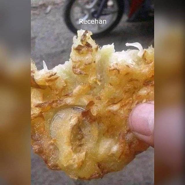 7 Potret Kocak Benda Aneh dalam Gorengan Ini Bikin Gagal Buka Puasa